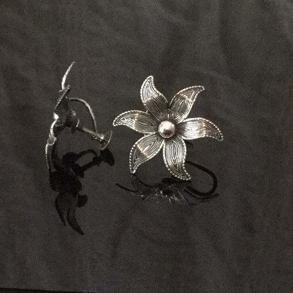 Vtg.Sterling Silver Screw Back Flower Earrings - Picture 2 of 4
